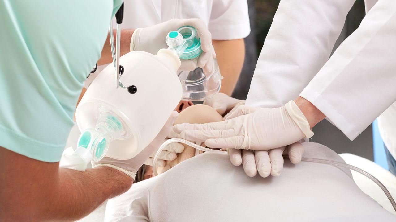 CURSO SOBRE EMERGÊNCIAS MÉDICAS REÚNE TÉCNICOS, PROFISSIONAIS DE SAÚDE E PESSOAS INTERESSADAS, EM JEQUIÉ, NESTE SÁBADO (14), ÀS 9H E ÀS 14H