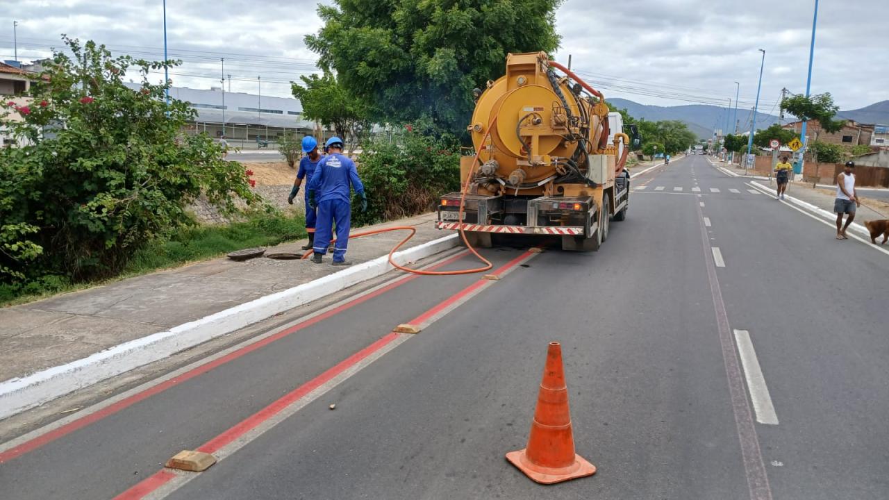 ABERTURA INDEVIDA DE TAMPAS DA REDE ESGOTO PARA ESCOAR ÁGUA DA CHUVA CAUSA TRANSTORNOS EM JEQUIÉ