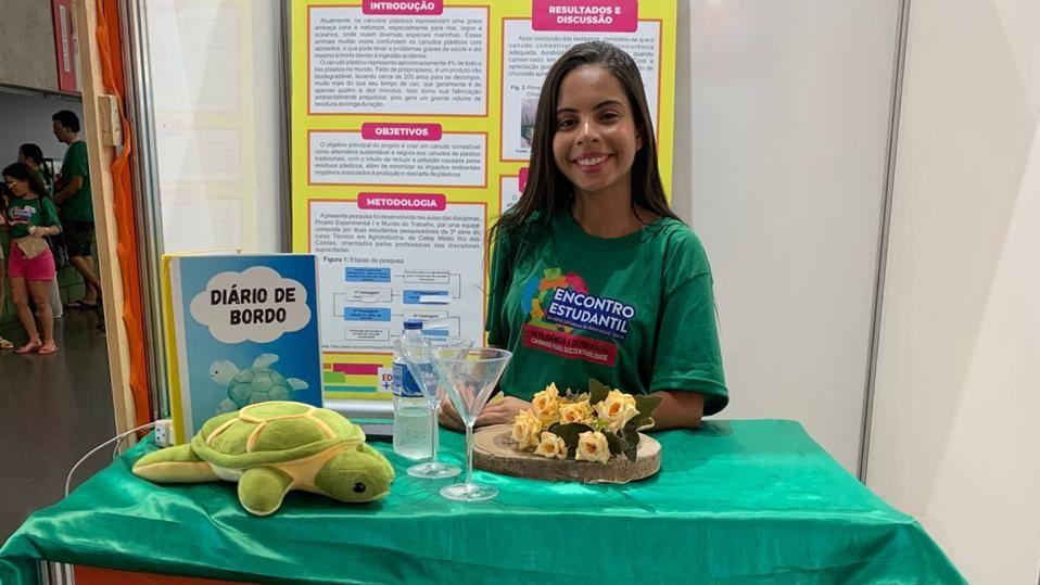 ESTUDANTES DA REDE ESTADUAL DA BAHIA QUEREM REDUZIR CONSUMO DE PLÁSTICO COM CANUDO DE CHOCOLATE