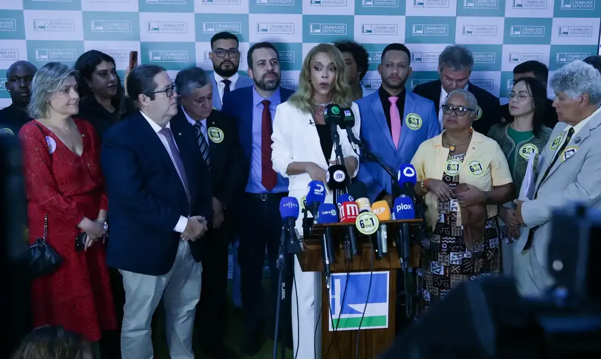 PEC CONTRA ESCALA 6X1 É PROTOCOLADA NA CÂMARA COM 234 ASSINATURAS