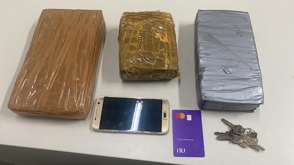 HOMEM É PRESO COM 2,5 KG DE DROGAS DURANTE ABORDAGEM DA PRE EM JEQUIÉ