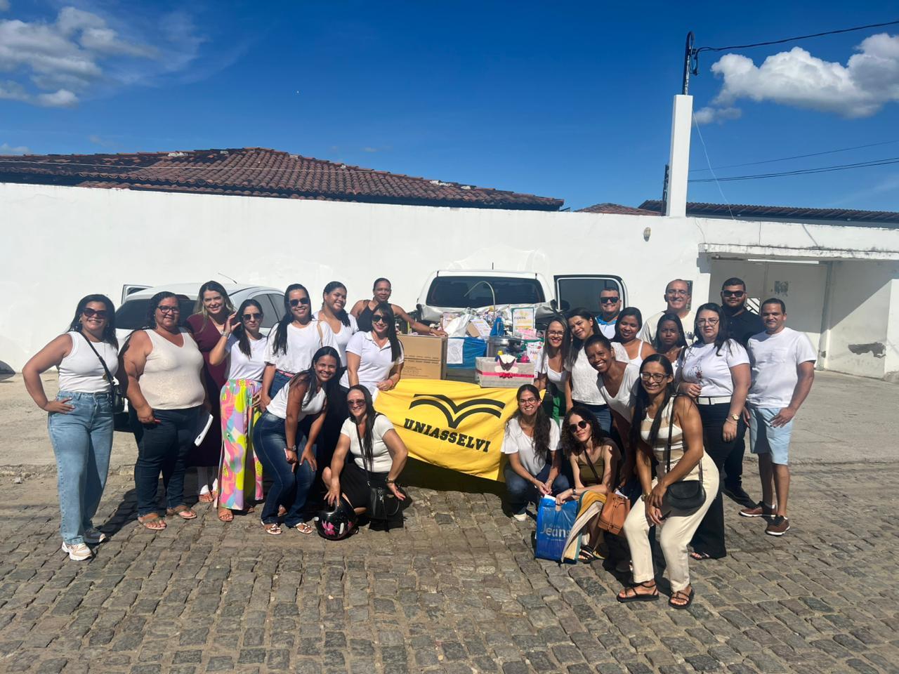 ALUNOS DA FACULDADE UNIASSELVI REALIZAM UMA AÇÃO SOLIDÁRIA, COM DISTRIBUIÇÃO DE ALIMENTOS.