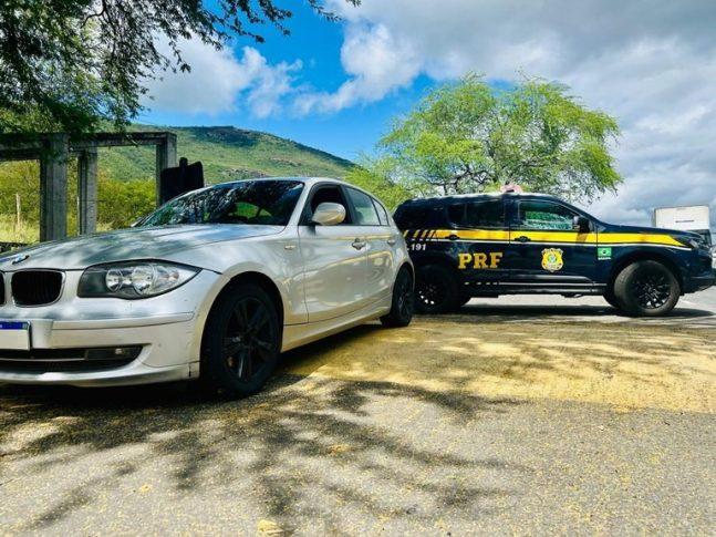 CONDUTOR DE BMW É DETIDO PELA POLÍCIA RODOVIÁRIA FEDERAL COM REGISTRO DE ESTELIONATO NA BR-116, EM JEQUIÉ
