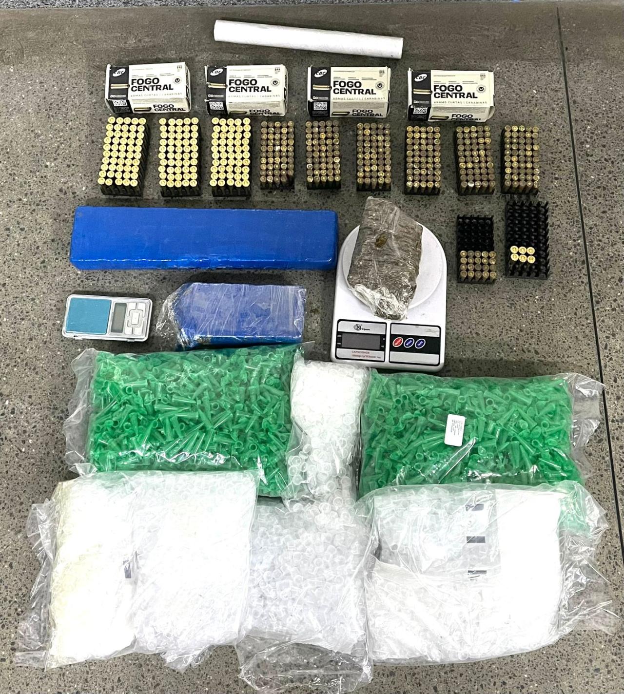 PM PRENDE NO ALTO DO CEMITÉRIO HOMEM COM  DROGAS, MUNIÇÕES E PINOS PARA ACONDICIONAMENTOS DE ENTORPECENTES