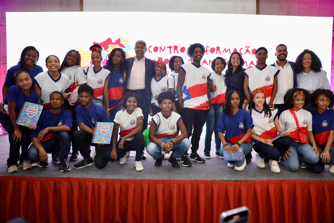 GOVERNO DA BAHIA LANÇA NOVA FARDA ESCOLAR E PROMOVE FORMAÇÃO PARA GESTORES SOBRE EDUCAÇÃO INTEGRAL