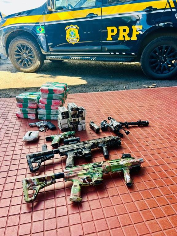 PRF APREENDE DROGAS, ARMAS, MUNIÇÕES E GRANADAS EM ÔNIBUS ABORDADO NA BR-116, EM JEQUIÉ