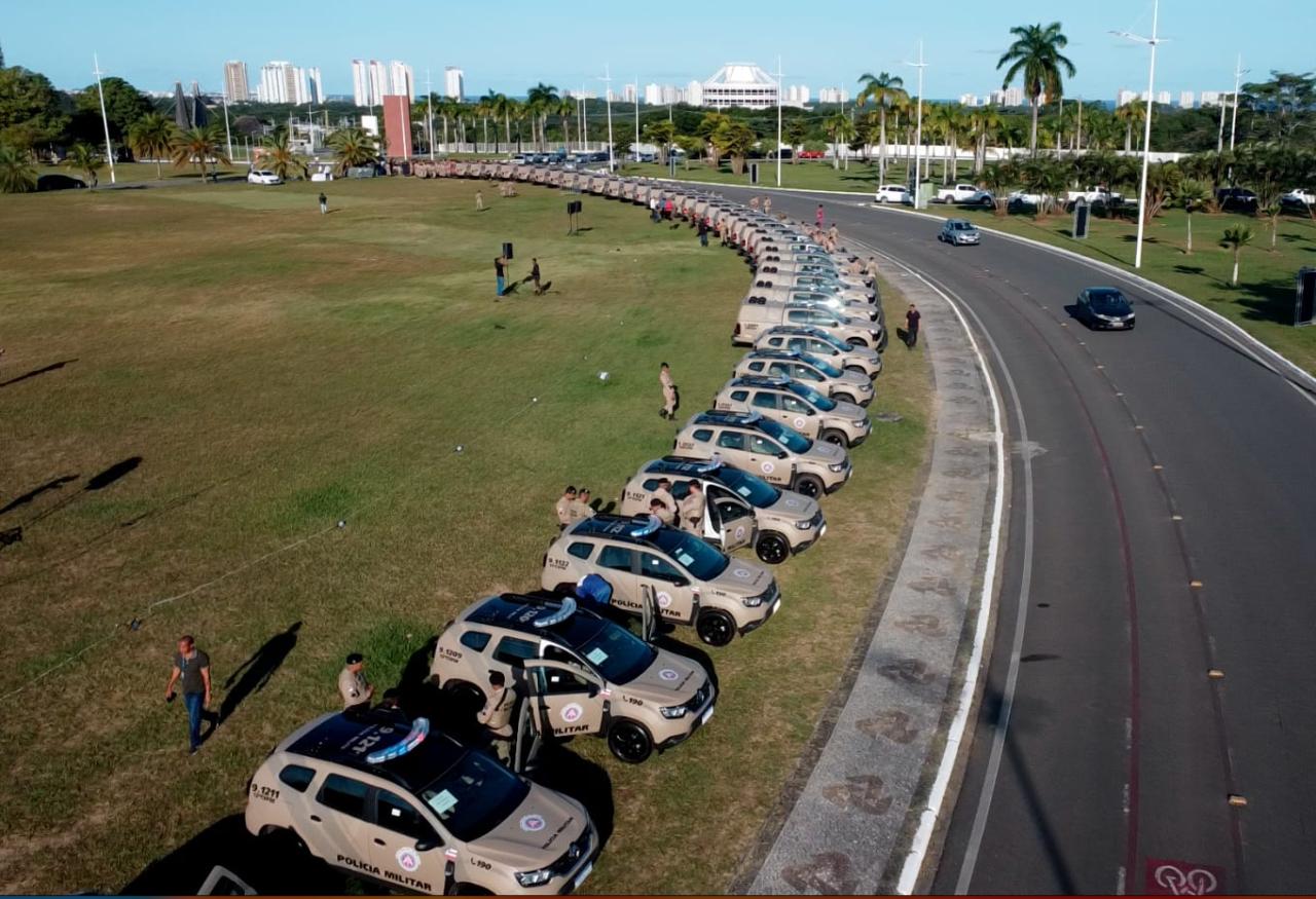 GOVERNADOR ENTREGA NOVAS VIATURAS E ASSINA PROJETOS DE LEI QUE REESTRUTURAM A ORGANIZAÇÃO DA SEGURANÇA PÚBLICA NA BAHIA