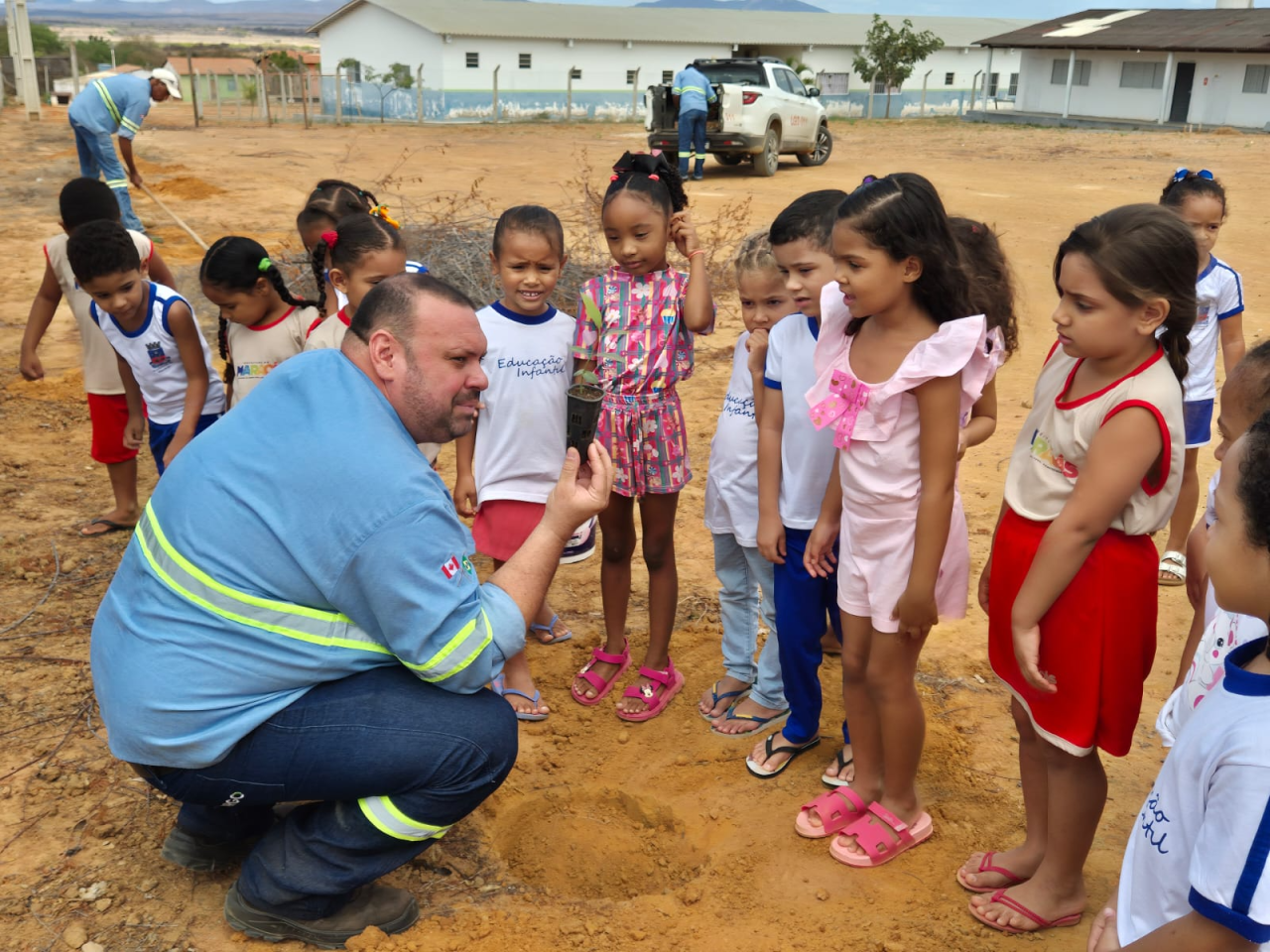 LARGO ANTECIPA DIA DA ÁRVORE COM AÇÃO COM CRIANÇAS DA CRECHE HELENA MEIRA