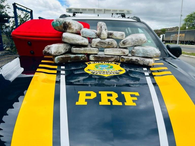 PRF APREENDE 11 KG DE MACONHA EM ÔNIBUS INTERESTADUAL EM JEQUIÉ