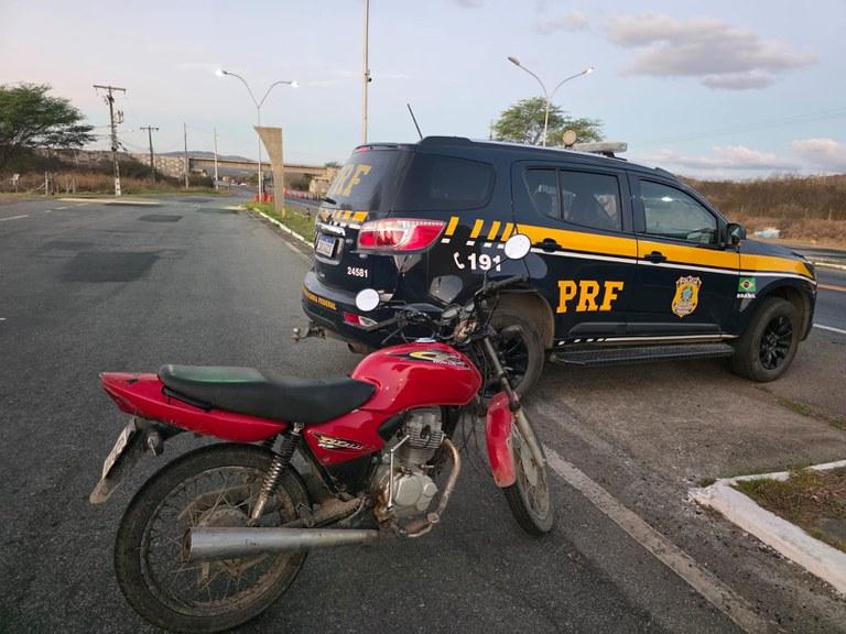 PRF FLAGRA VEÍCULO COM PLACA ADULTERADA NA BR-330, EM JEQUIÉ