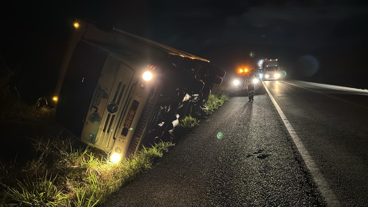 CAMINHÃO TOMBA NA BR-116 EM JEQUIÉ; RODOVIA FICOU INTERDITADA DURANTE DESTOMBAMENTO
