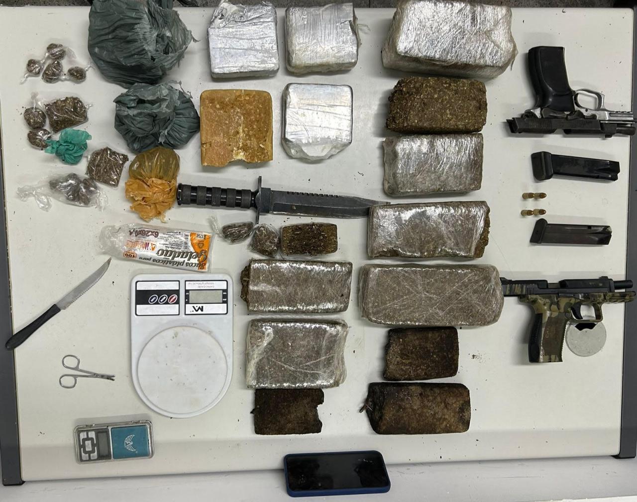 POLICIA MILITAR PRENDE HOMEM COM DROGAS E DUAS PISTOLAS EM JEQUIÉ