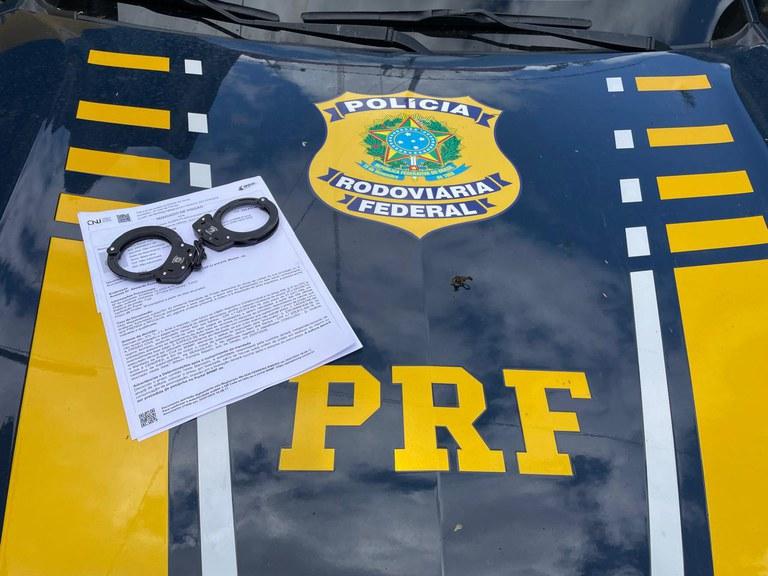 PRF CUMPRE MANDADO DE PRISÃO DURANTE FISCALIZAÇÃO A ÔNIBUS NA BR-116, EM JEQUIÉ