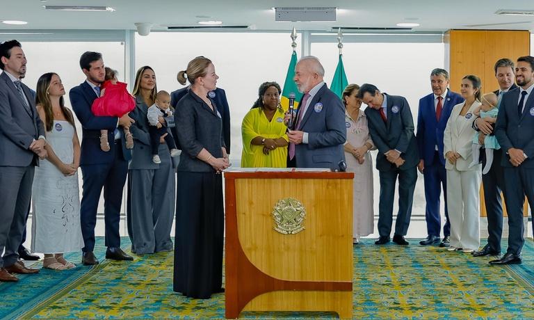 PRESIDENTE LULA SANCIONA LEI QUE AMPLIA LICENÇA-PATERNIDADE E CRIA SALÁRIO-PATERNIDADE