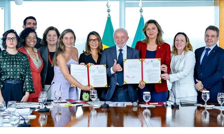 PRESIDENTE LULA SANCIONA LEIS COM TORNOZELEIRA PARA AGRESSORES DE MULHERES E INCLUSÃO DE VIOLÊNCIA CONTRA FAMILIARES NA LEI MARIA DA PENHA