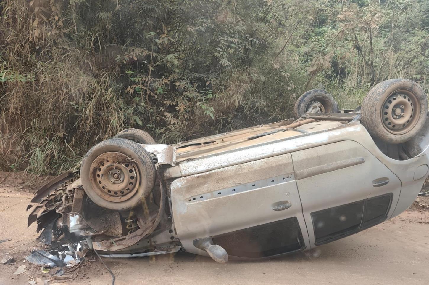 CARRO CAPOTA EM CURVA PERIGOSA NA ESTRADA DO POVOADO DAS QUEIMADAS