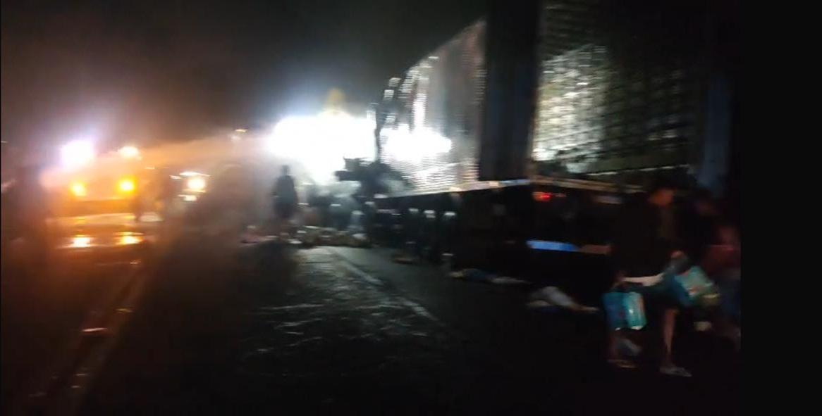 CARRETA CARREGADA COM FRALDAS PEGA FOGO NA BR-116 EM JEQUIÉ; CARGA É SAQUEADA APÓS INCÊNDIO