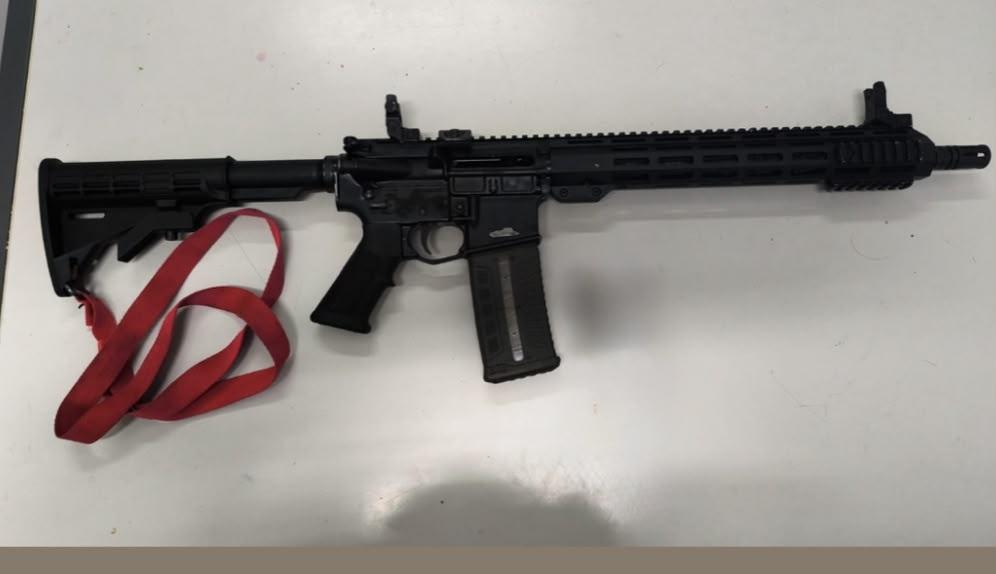 POLÍCIA MILITAR APREENDE FUZIL EM JEQUIÉ DURANTE AÇÃO DE COMBATE ÀS FACÇÕES