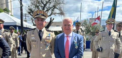 DESEMBARGADOR SÉRGIO CAFEZEIRO RECEBE HOMENAGEM DA PM-BA