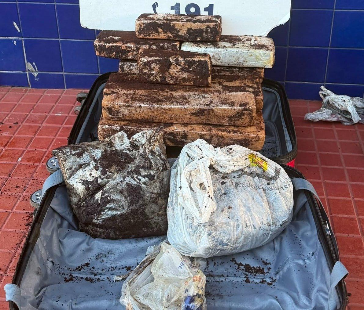 PRF APREENDE QUASE 14 KG DE COCAÍNA EM ÔNIBUS NA BR-116, EM JEQUIÉ.