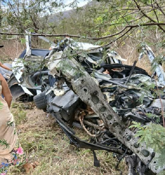 DUAS MULHERES MORREM NA COLISÃO FRONTAL DE FORD/FOCUS COM CARRETA NA BR-116 EM JEQUIÉ